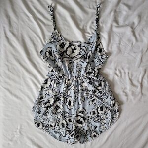Olivaceous Woman's Blue and White Floral Romper Size Medium